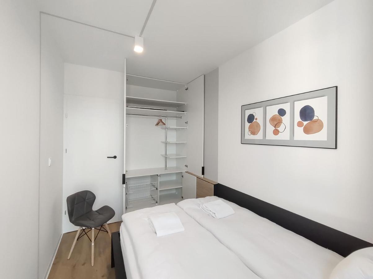 Young In Center Apartment *
